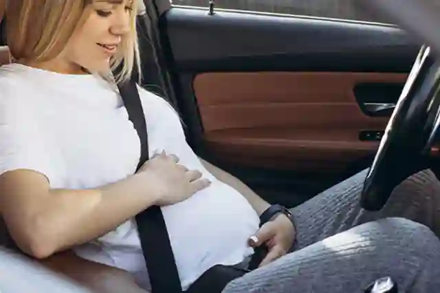 女性怀孕期间应该开车吗？需要记住的 7 件事