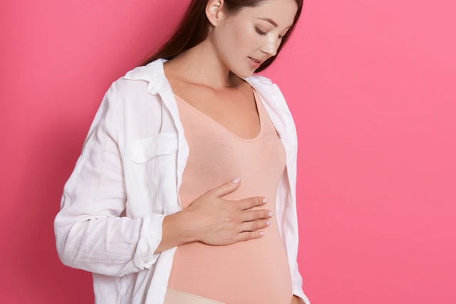 임산부는 배를 만져도 될까? 현실적인 사실과 믿음을 알아보기