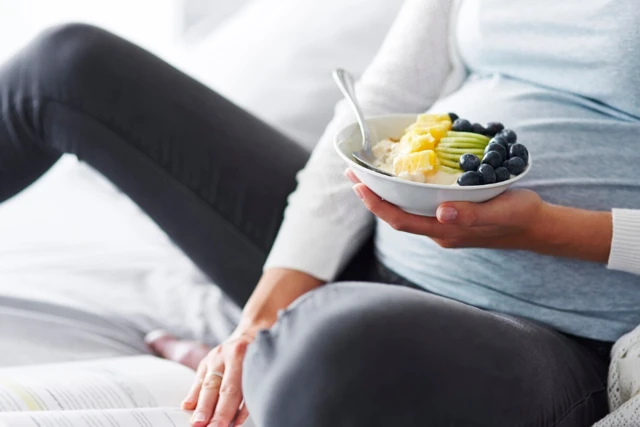 Kobiety w ciąży i zaparcia: 26 rodzajów owoców, które pomogą