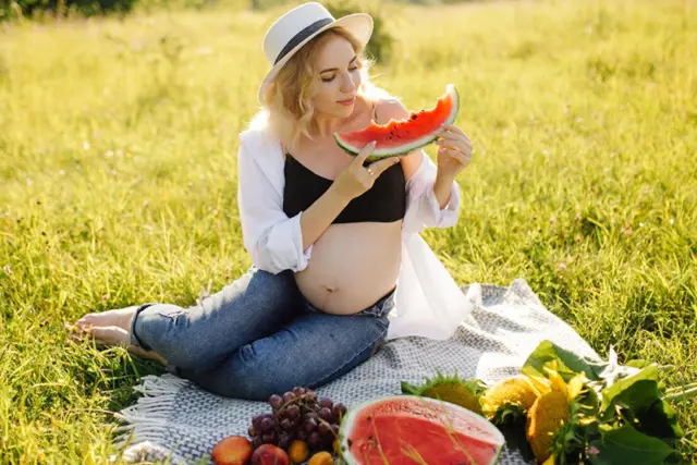 Kobiety w ciąży i zaparcia: 26 rodzajów owoców, które pomogą