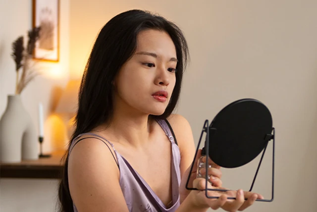 Mengapa Saya Cantik di Cermin tetapi Hodoh dalam Foto