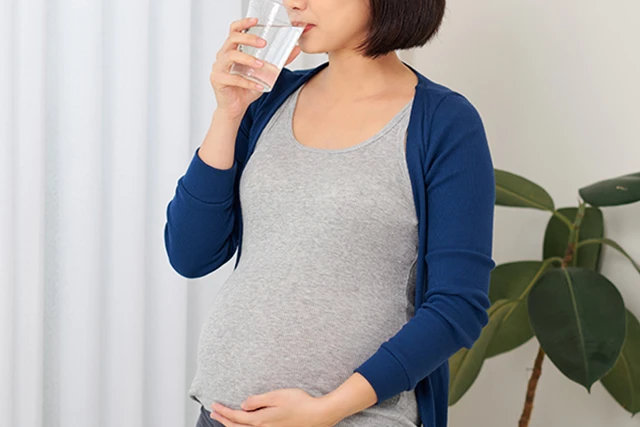 Wie viel Wasser sollten Schwangere trinken? 8 umfassende Rat