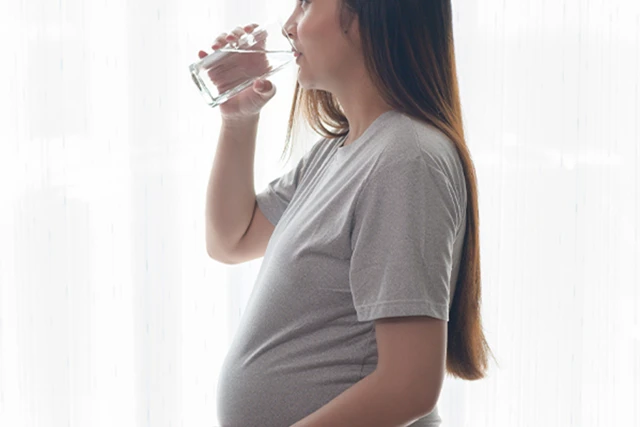 孕妇应该喝多少水？8个全面的指南