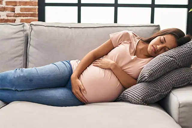 Dormir sur le ventre pendant la grossesse : 4 effets sur les