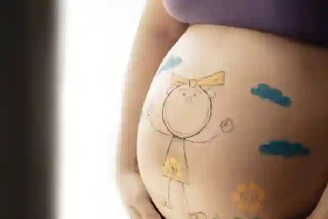 As mulheres grávidas não devem fazer tatuagens? 5 razões
