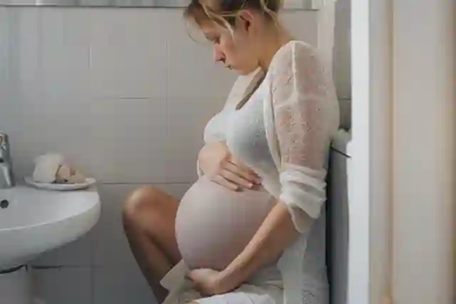 Pourquoi les femmes enceintes urinent-elles beaucoup ? 7 cau